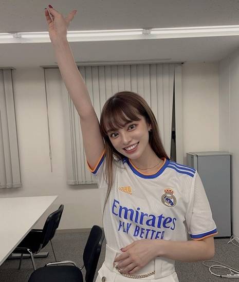 카타르 월드컵 중계 카메라에 포착된 미모의 일본 여성은 일본 걸스밴드 파라독엑스(PARADOXX0)의 드러머 쇼노(SHONO)이며 골수 축구팬으로 밝혀졌다. /쇼노 인스타그램