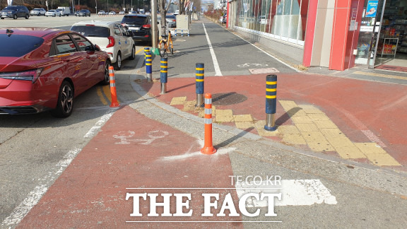 유성구 반석역 주변 자전거도로, 차도쪽에 설치되어야 할 자전거도로가 인도쪽에 있다. / 대전=최영규 기자