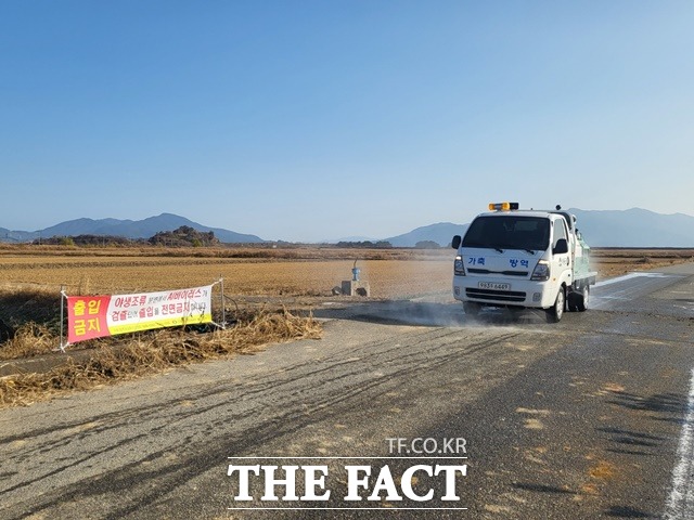 하동군 야생조류 검출지 소독 장면/경남도 제공