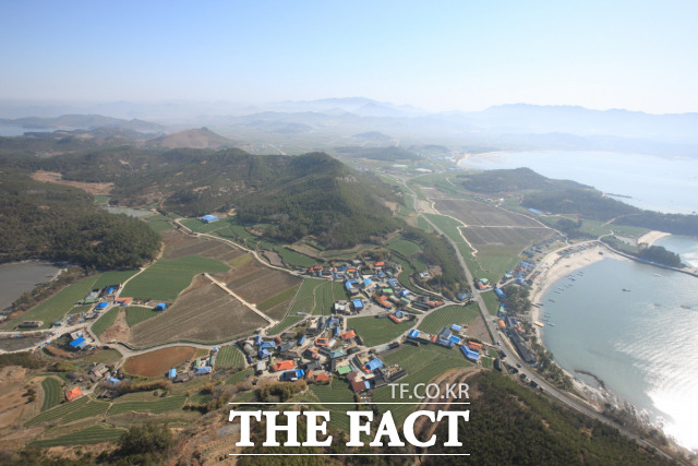 송지면 동항항을 하늘에서 내려다 본 전경/최영남 기자