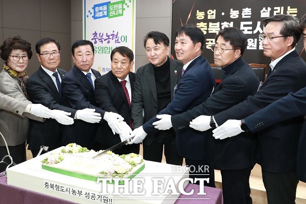 충북도와 충북농협지역본부는 28일 농가인구 감소와 고령화로 인한 농촌인력 부족 현상을 해결하기 위한 도시농부 육성 업무협약을 맺었다. /충북도.