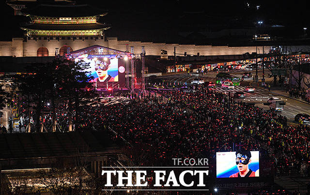 2022 카타르 월드컵 H조 조별리그 1차전 대한민국과 우루과이의 경기가 열린 지난 24일 오후 서울 광화문광장에서 붉은악마 응원단과 시민들이 거리응원을 하고 있다. /이동률 기자