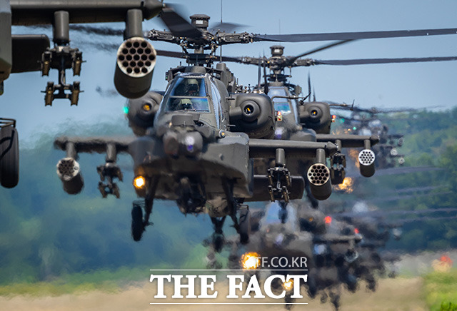 25일 오후 경기도 이천 육군항공사령부에서 열린 대규모 항공작전 훈련에서 AH-64E 아파치 가디언 공격헬기가 이륙하고 있다. /사진공동취재단