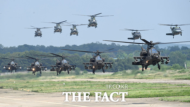 육군이 지난 7월25일 경기도 육군 항공사 이천기지에서 열린 대규모 항공작전 훈련에서 공격헬기 아파치 가디언(AH-64E)을 비롯, 치누크(CH-47D), 블랙호크(UH-60P)육군항공 핵심전력을 대거 투입한 훈련 현장을 공개했다. /사진공동취재단
