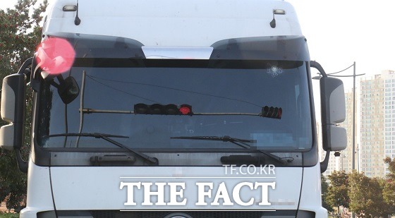 부산강서경찰서는 지난 26일 부산 신항에서 운행 중인 트레일러 2대를 향해 날아온 지름 1.5cm짜리 쇠구슬 2개를 발견, 감식 수사를 진행하고 있다고 28일 밝혔다. /부산경찰청 제공.