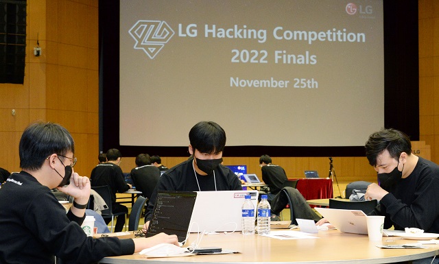 LG전자는 사이버보안의 중요성 인식 제고는 물론 소프트웨어 개발자들의 역량 향상, 우수 인재 발굴을 위해 최근 서울 양재동 서초R&D캠퍼스에서 LG 해킹대회 2022 본선 경기를 열었다고 28일 밝혔다. /LG전자 제공