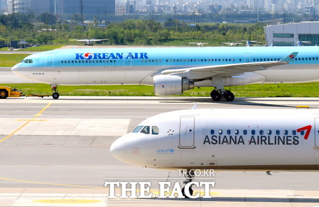 영국 경쟁시장청(CMA)가 대한항공이 제출한 아시아나합병 관련 시정안을 수용하면서 두 회사 합병을 승인할 것으로 기대되고 있다. 사진은 서울 강서구 김포공항 국내선 주기장에서 대한항공과 아시아나항공의 항공기가 이동 중인 모습. /더팩트 DB