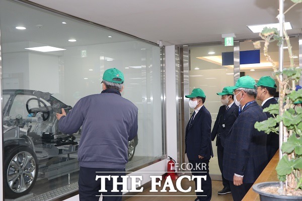 충북대학교는 지난 28일 충남 아산에 위치한 글로벌 자동차부품 전문기업인 세원테크와 자동차부품 전문인력 양성 및 교육협력체계 구축 등 내용이 담긴 업무협약을 맺었다. /충북대학교.