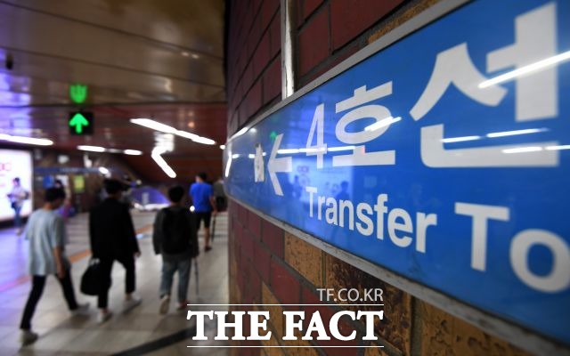 서울 지하철 노사가 파업을 수시간 앞두고 마지막 마라톤 협상을 벌이고 있다. /남용희 기자