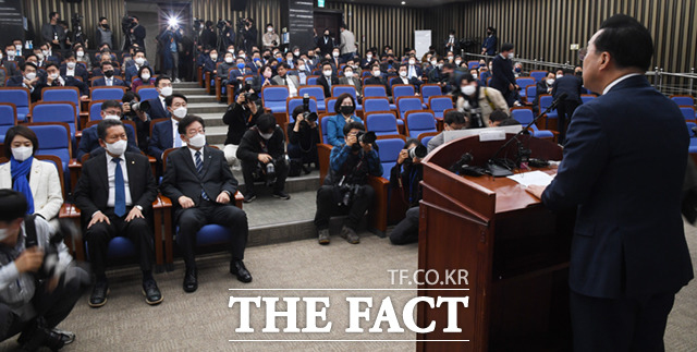 박 원내대표는 이상민 행안부 장관에 대한 국회에서의 절차 돌입을 논의한다며 해임건의안, 탄핵소추안은 물론 특검 도입 등 모든 조치를 강구하겠다고 말했다.
