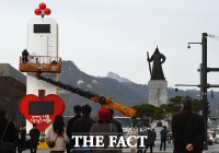  광화문광장에 설치되는 '사랑의 온도탑'…올해도 100도를 향해 [TF사진관]