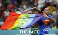  [월드컵 사진관] '슈퍼맨 옷 입고 무지개 흔들며'…카타르 경기장에 난입한 관중