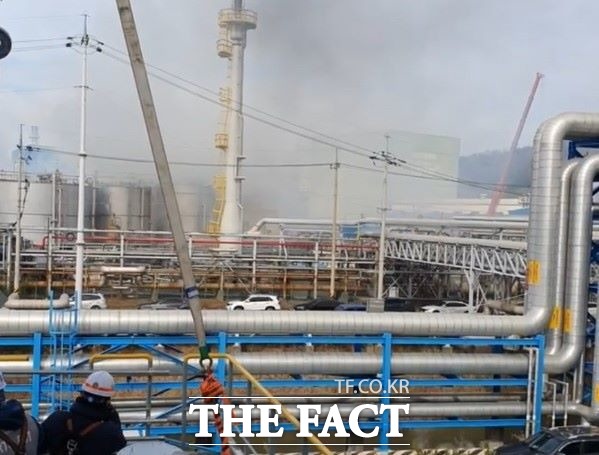 여수산단 한 석유화학업체에서 30일 오전 폭발사고가 났다. / 독자제공