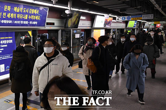 서울 지하철을 운영하는 서울교통공사 노동조합이 파업에 돌입한 30일 오전 서울역 지하철 1호선 승강장이 출근길 시민들로 붐비고 있다.