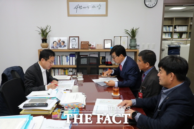 김성 장흥군수가 국회를 방문해 지역 현안 사업 건의에 나섰다/장흥군 제공