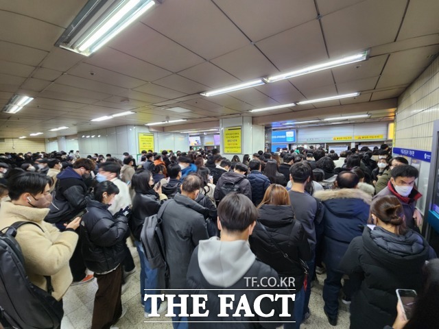 지하철 노조 파업이 시작된 30일 오후 서울지하철 2호선 합정역에 시민들이 열차를 기다리고 있다. /윤웅 기자