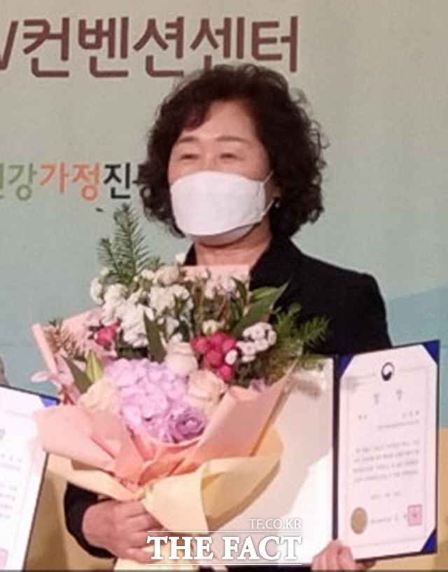 2022년 아이돌봄서비스 이용수기 공모전에서 장관상을 수상한 산청군가족센터 아이돌보미 김명희씨/산청군 제공