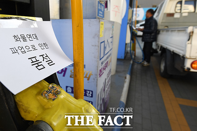 화물연대 파업이 장기화 되는 가운데 30일 오후 서울 시내의 한 주유소에 휘발유 품절 안내문이 붙어있다. /남용희 기자