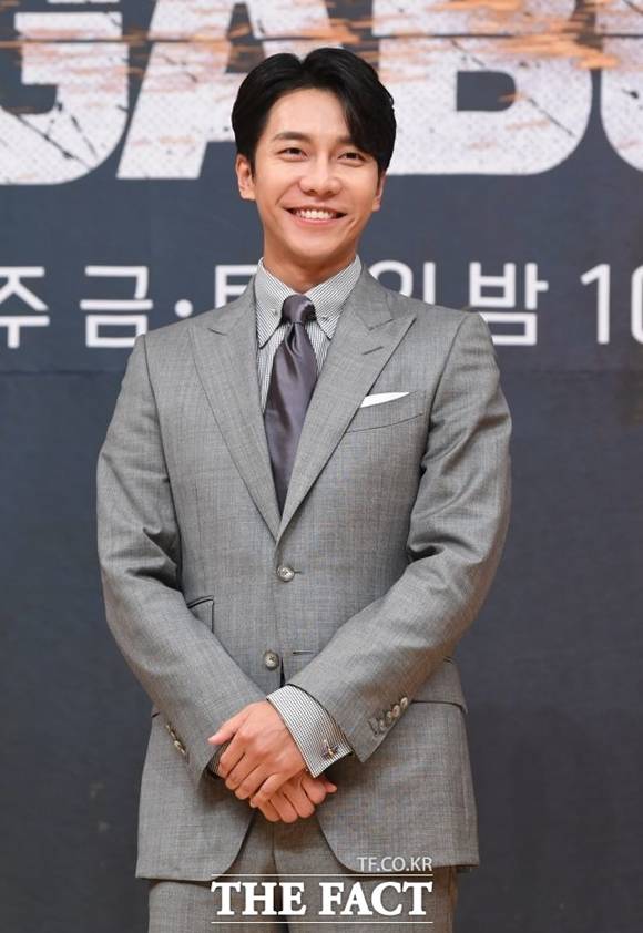 SBS 예능 프로그램 집사부일체 측이 가수 겸 배우 이승기 하차설을 부인했다. /더팩트 DB