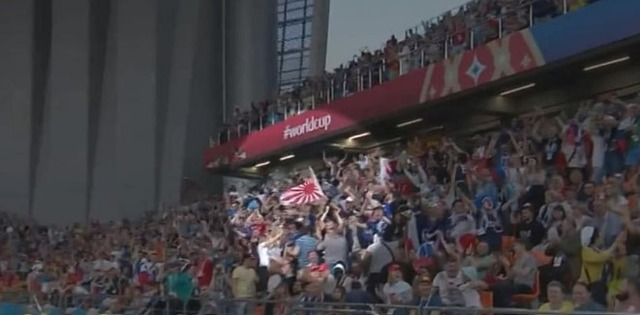 일본 축구팬들이 2018 러시아 월드컵 세네갈전에서 욱일기를 흔들어 응원하는 모습. /서경덕 교수 SNS 캡처