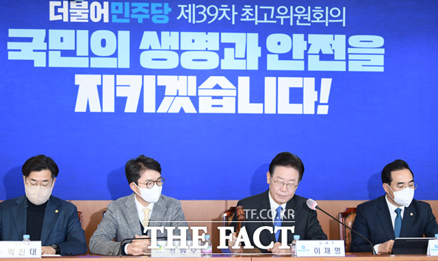 이재명 더불어민주당 대표(오른쪽 두번째)가 30일 오전 서울 성동구청에서 열린 최고위원회에서 개회를 선언하며 의사봉을 두드리고 있다.