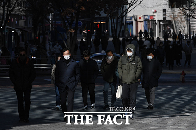 올해 첫 한파특보가 발효된 30일 오후 서울 마포구 상암동 일대에 시민들이 주머니에 손을 넣고 거리를 걷고 있다. /박헌우 인턴기자