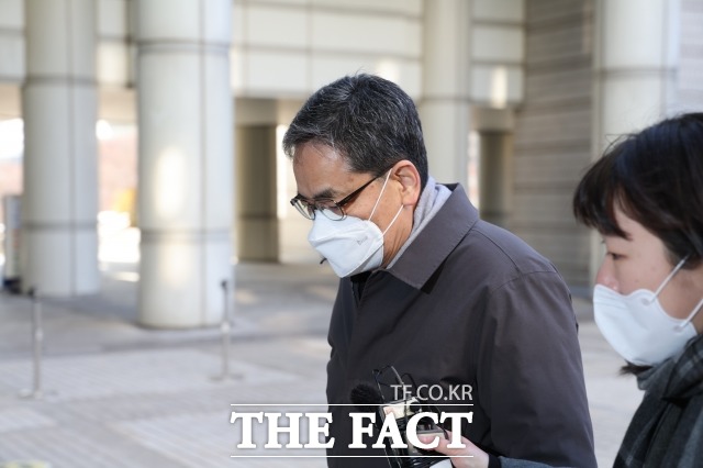 검찰이 아들 퇴직금 명목으로 화천대유자산관리(화천대유)로부터 뇌물을 받은 혐의로 재판에 넘겨진 곽상도(사진) 전 국회의원에게 징역 15년을 구형했다. /이새롬 기자