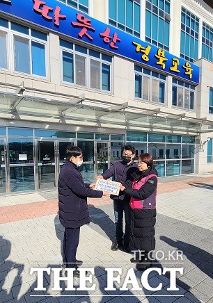시민단체가 1일 경북도교육청 앞에서 의성 K초등학교 직장내 갑질로 극단적 선택을한 교직원의 진상조사 촉구를 하고있다/안동=이민 기자