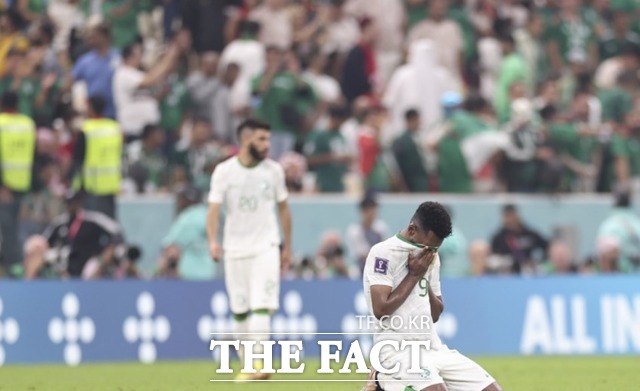 루사일의 기적을 썼던 사우디아라비아는 C조 꼴찌로 16강 진출에 실패했다. 사진은 사우디 공격수 페라스 알브리칸이 멕시코와의 경기에서 패배한 후 좌절하고 있는 모습. /루사일(카타르)=신화.뉴시스