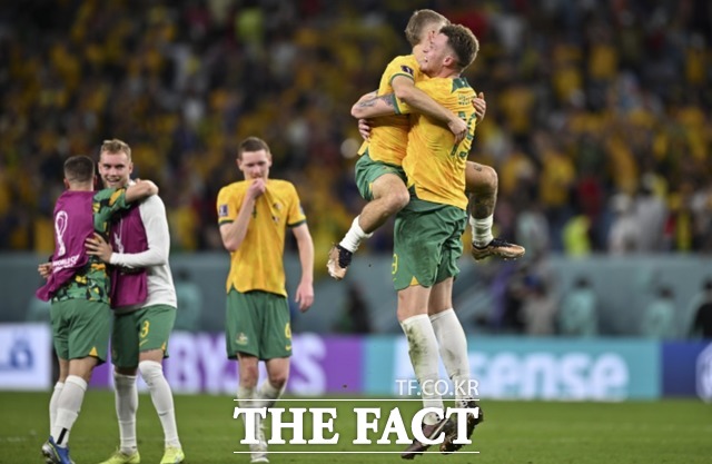 호주는 1일 덴마크를 1-0으로 제압하면서 2006 독일 월드컵 이후 16년 만에 16강에 진출하게 됐다. 사진은 호주 축구 국가대표 선수들이 덴마크전 승리 이후 함께 기뻐하고 있는 모습./알와크라(카타르)=신화.뉴시스