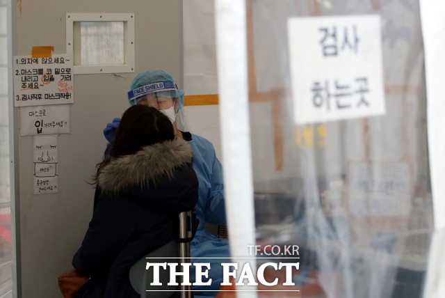 국내 코로나19 신규 확진자가 5만7079명 발생했다. 사진은 서울의 한 선별진료소를 찾은 시민이 PCR검사를 받고 있다./뉴시스