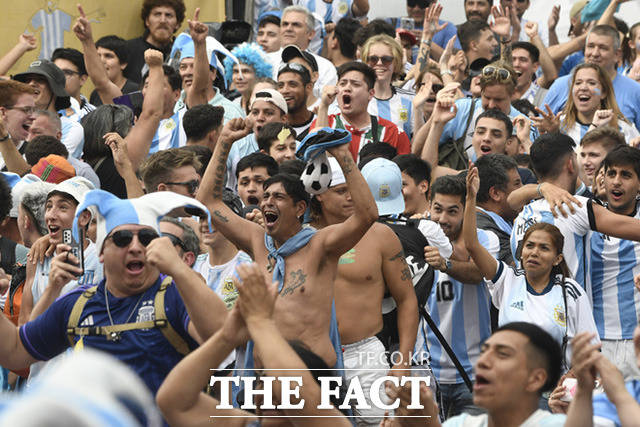 거리 응원하는 아르헨티나 축구 팬들.