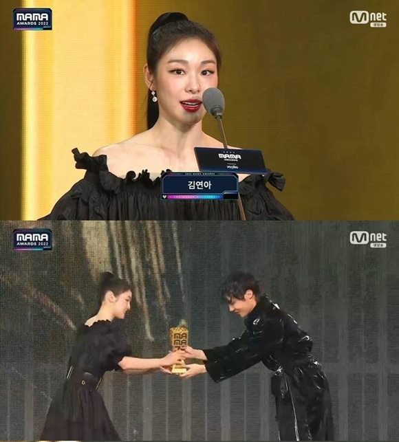 피겨 여왕 김연아가 2022 MAMA AWARDS의 올해의 가수 부문 시상자로 나서 방탄소년단의 제이홉에게 트로피를 건넸다. /방송화면 캡처