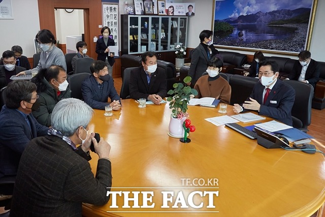 박경귀 아산 시장이 신창면 주민들과 만난 자리에서 신창중학교 이전에 따른 기본 부지를 시가 매입할 수 있다고 밝혔다. / 아산시 제공