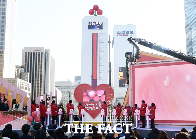 조규홍 보건복지부 장관과 오세훈 서울시장을 비롯한 참석자들이 1일 오후 서울 광화문 광장에서 열린 2022 사랑의 온도탑 제막식에서 제막 퍼포먼스를 하고 있다.