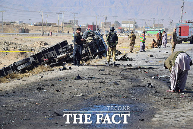 30일(현지시간) 파키스탄 퀘타 외곽에서 자살 폭탄 테러가 발생한 가운데 경찰이 현장을 조사하고 있다. /퀘타=AP.뉴시스