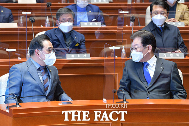 이재명 더불어민주당 대표와 박홍근 원내대표가 대화를 나누고 있다.