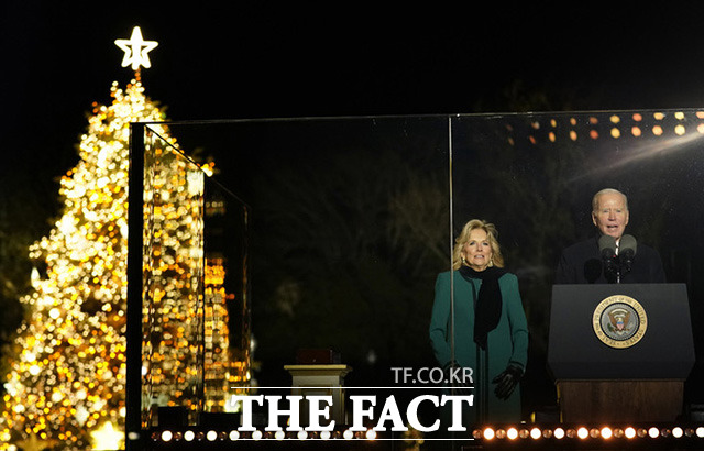 조 바이든 미국 대통령(오른쪽)과 질 바이든 여사가 30일(현지시간) 워싱턴 백악관에서 진행된 내셔널 크리스마스 트리 점등식에 참석해 연설을 하고 있다. /워싱턴=AP.뉴시스