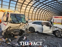  청주 개신동 고가도로서 승용차-1톤 화물차 추돌… 4명 중상