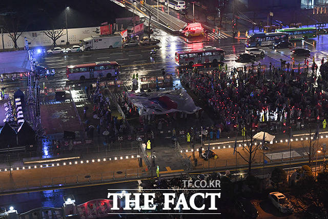 2022 카타르 월드컵 H조 조별리그 2차전 대한민국과 가나의 경기가 열린 28일 오후 서울 광화문광장에서 붉은악마 응원단과 시민들이 태극기를 펼치고 있다. /박헌우 인턴기자