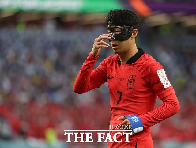 월드컵 4강 신화의 주역 김태영 전 천안시축구단 감독은 손흥민이 마스크 투혼을 보여주고 있지만 100% 기량을 보이지 못해 안타깝다고 말했다./알라이얀(카타르)=뉴시스