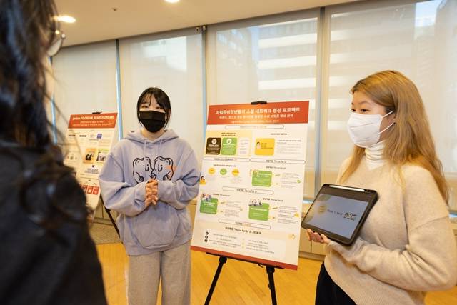 2일 서울 강남구 포스코센터에서 열린 기업시민 레벨업 그라운드 행사 참가 대학생들이 ESG(환경·사획·지배구조)경영 프로젝트 아이디어를 발표하고 있다. /포스코그룹 제공