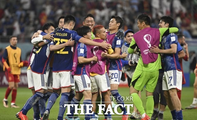 일본이 무적함대 스페인을 침몰시키면서 아시아 최초 2회 연속 16강 진출에 성공했다. 아시아 팀이 월드컵에서 조별리그를 1위로 통과한 건 2002 한일 월드컵 당시 한국과 일본에 이어 20년 만이다./도하(카타르)=신화.뉴시스