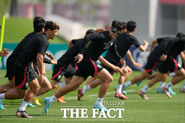 손흥민(가운데)을 비롯한 대한민국 축구대표팀 선수들이 1일(현지시간) 오전 카타르 도하 알 에글라 트레이닝센터에서 훈련하고 있다. /알 에글라=AP.뉴시스