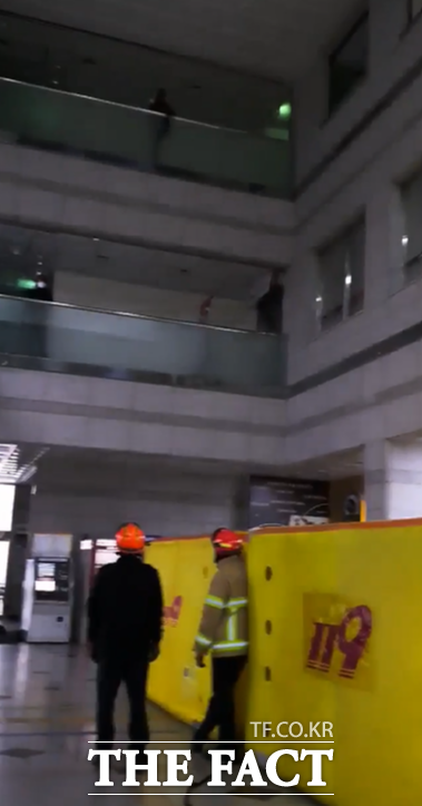 부산의 한 구청에서 민원에 불만을 품고 자살 소동을 벌인 40대 남성이 경찰과 소방의 도움을 받고 구조됐다./부산경찰청 제공.