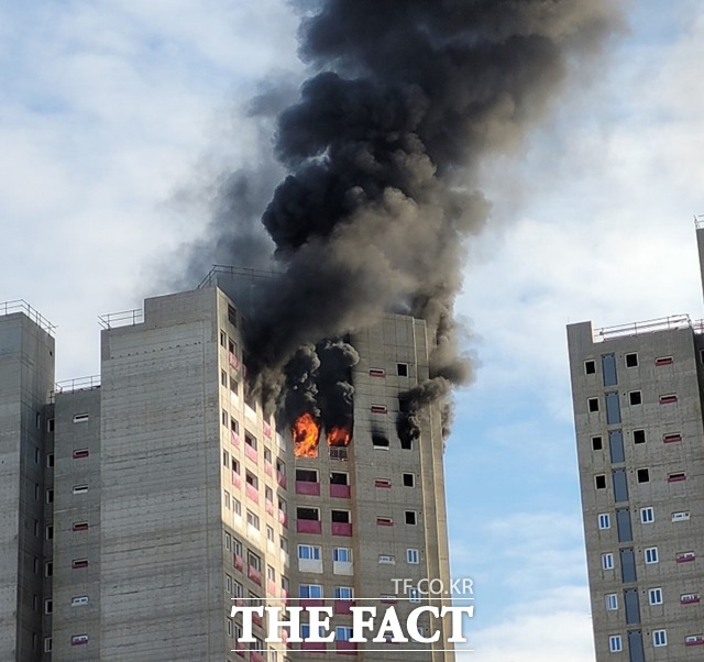천안 신방동 한 아파트 신축 공사현장에서 화재가 발생했다. / 독자제공
