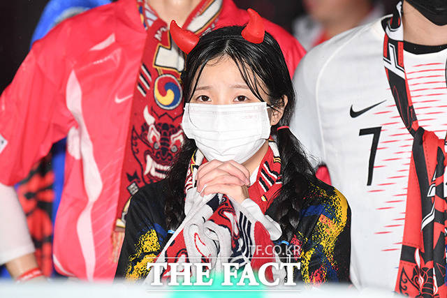 2022 카타르 월드컵 H조 조별리그 2차전 대한민국과 가나의 경기가 열린 지난 28일 오후 서울 광화문광장에서 붉은악마 응원단이 거리응원을 하고 있다. /박헌우 인턴기자