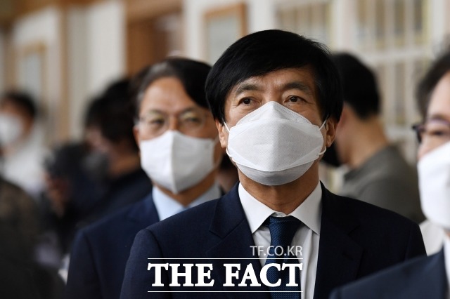 검찰이 김학의 출국금지 관련 수사 외압 혐의로 재판에 넘겨진 이성윤(사진) 전 서울고검장에게 징역 2년을 구형했다. /남용희 기자