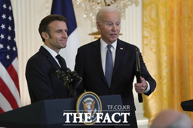 에마뉘엘 마크롱 프랑스 대통령(왼쪽)과 조 바이든 미국 대통령이 1일(현지시간) 미국 백악관 이스트룸에서 공동 기자회견을 하고 있다. /워싱턴=AP.뉴시스