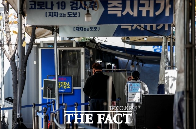 국내 코로나19 신규 확진자가 5만2987명 발생했다. 사진은 서울의 한 선별진료소를 찾은 시민들이 검사를 받기 위해 기다리고 있다./뉴시스
